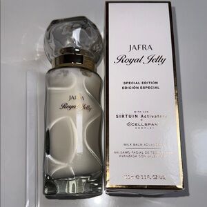 JAFRA Royal Jelly Milk Balm in White and Gold